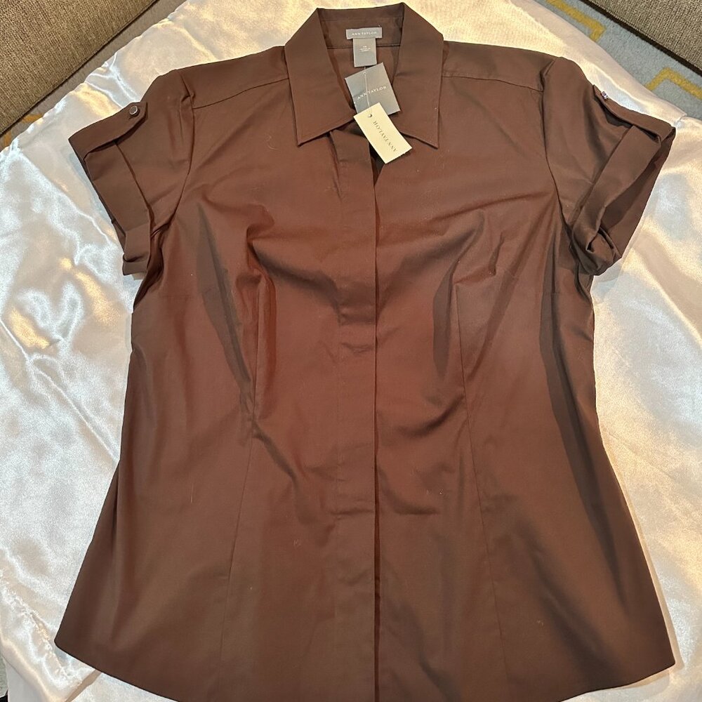 New Ann Taylor Brown Short Sleeve Button Front Blouse, Size 10 (NWT)